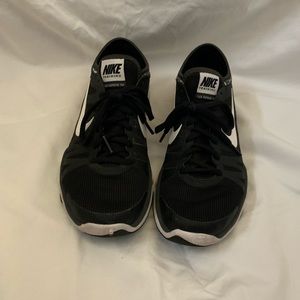 Black Nike tennis shoes